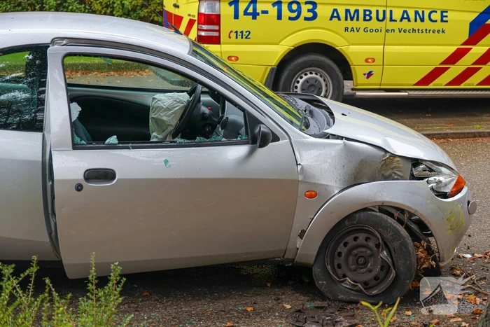 Automobilist eindigt tegen boom