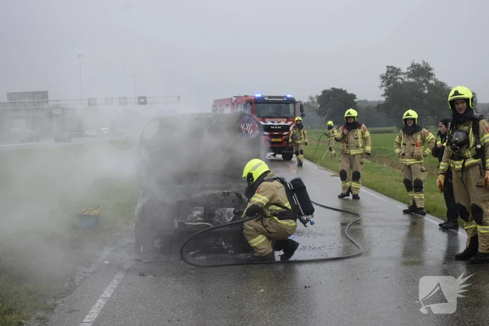 Mini Cooper vliegt tijdens het rijden in brand