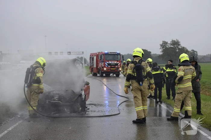 Mini Cooper vliegt tijdens het rijden in brand