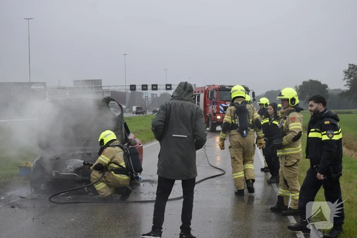 Mini Cooper vliegt tijdens het rijden in brand