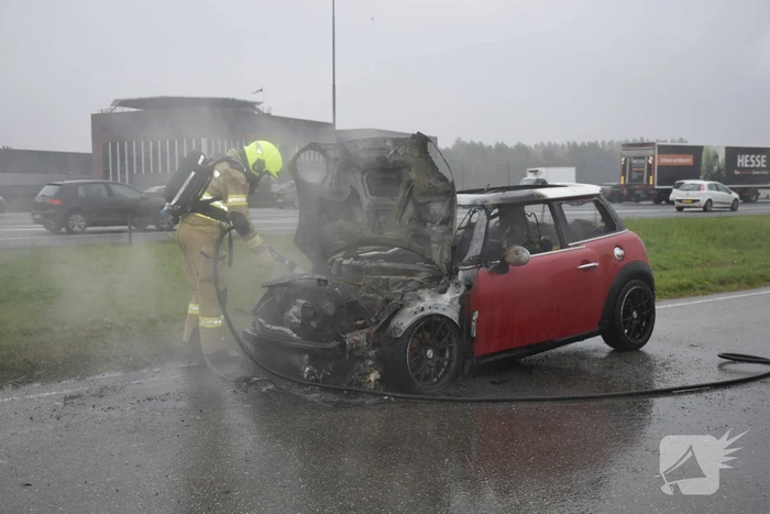 Mini Cooper vliegt tijdens het rijden in brand
