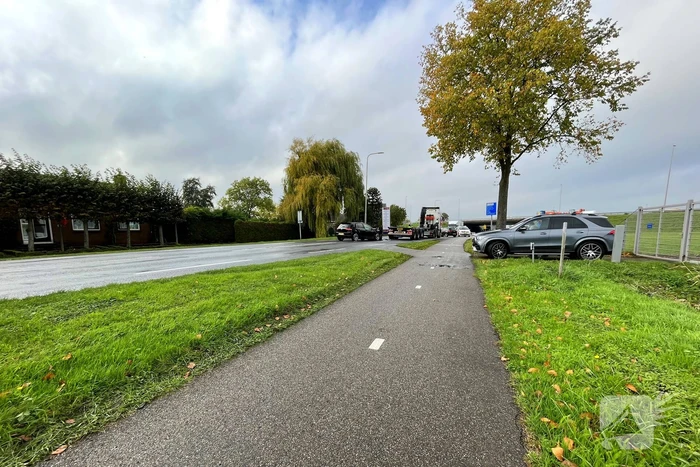 Flinke schade nadat auto op trailer botst