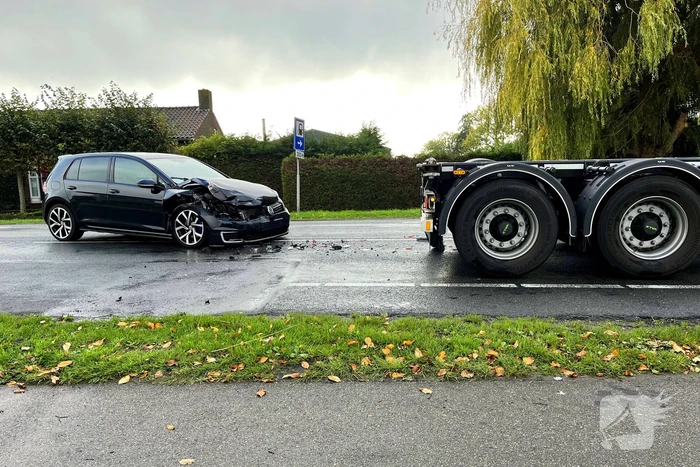 Flinke schade nadat auto op trailer botst