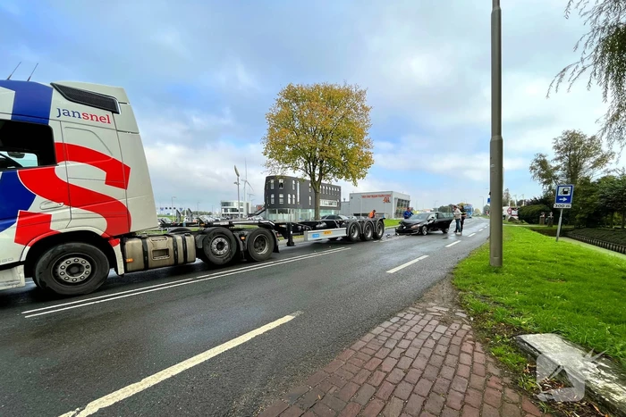 Flinke schade nadat auto op trailer botst
