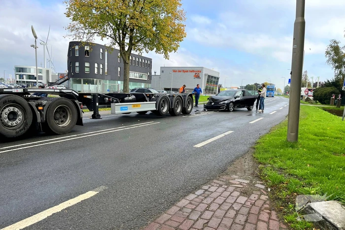Flinke schade nadat auto op trailer botst