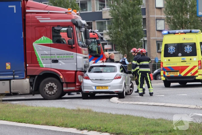 Auto botst op vrachtwagen op rotonde