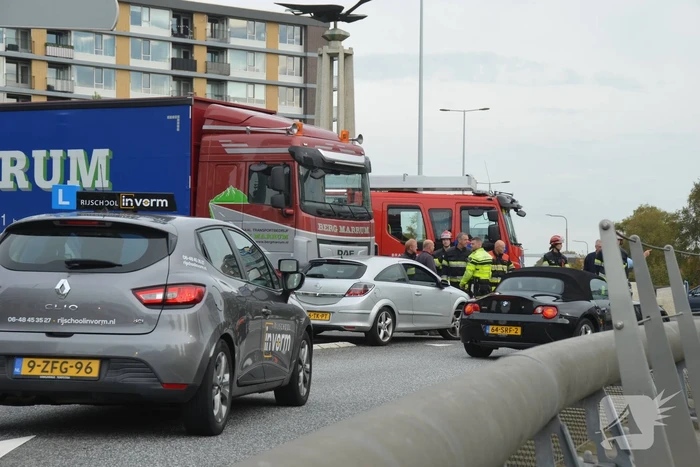 Auto botst op vrachtwagen op rotonde