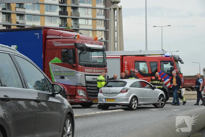 Auto botst op vrachtwagen op rotonde