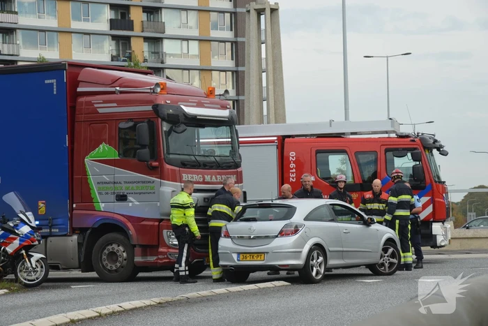 Auto botst op vrachtwagen op rotonde