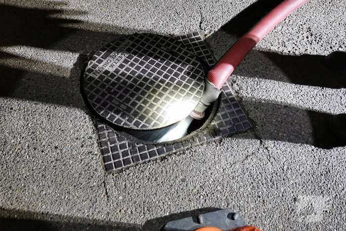 Brandweer spoelt riool door vanwege vreemde lucht