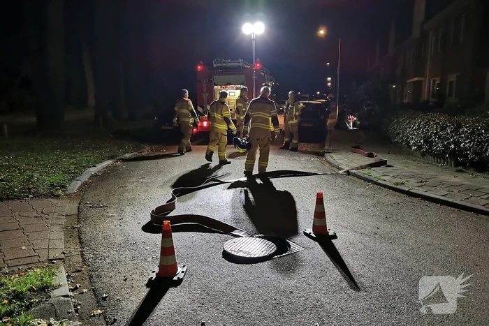 Brandweer spoelt riool door vanwege vreemde lucht