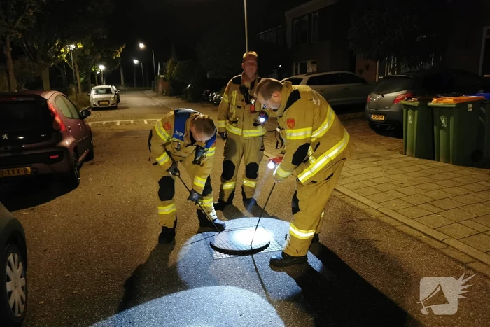 Brandweer spoelt riool door vanwege vreemde lucht