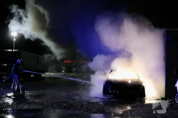 Geparkeerde auto gaat in vlammen op