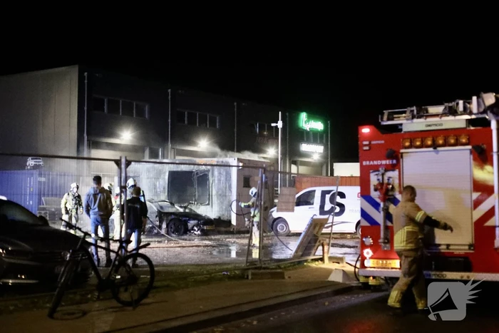 Geparkeerde auto gaat in vlammen op