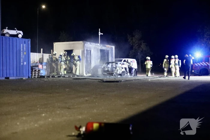 Geparkeerde auto gaat in vlammen op