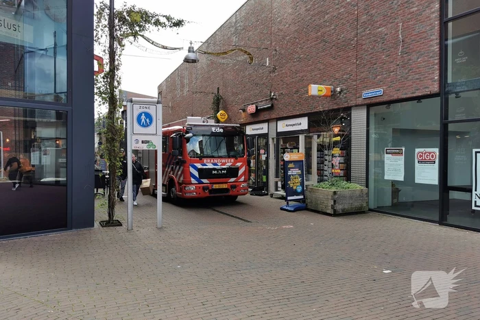 Plafond valt naar beneden in winkel