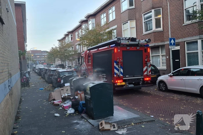 Brandweer blust brand in ondergrondse container