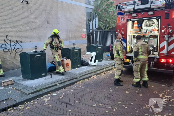 Brandweer blust brand in ondergrondse container