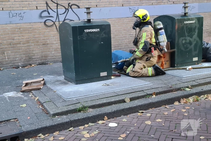 Brandweer blust brand in ondergrondse container