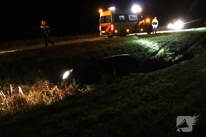 Automobilist belandt in droge sloot
