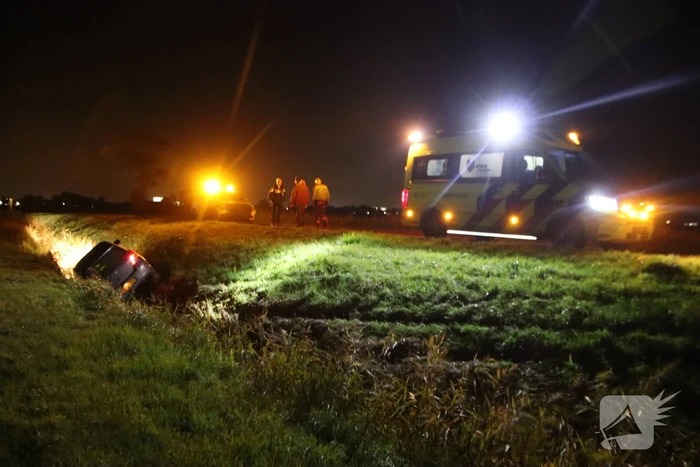Automobilist belandt in droge sloot