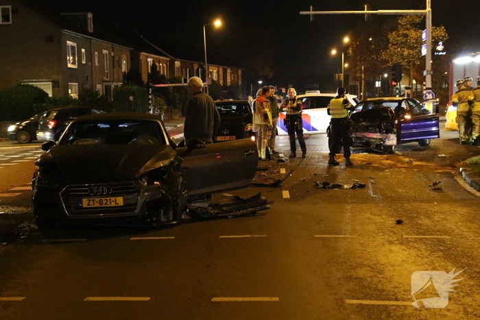 Gewonde en flinke schade na botsing op kruising