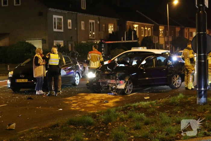 Gewonde en flinke schade na botsing op kruising