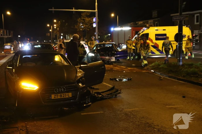 Gewonde en flinke schade na botsing op kruising
