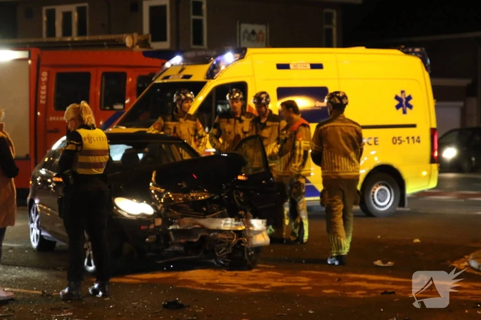 Gewonde en flinke schade na botsing op kruising
