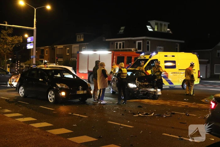 Gewonde en flinke schade na botsing op kruising
