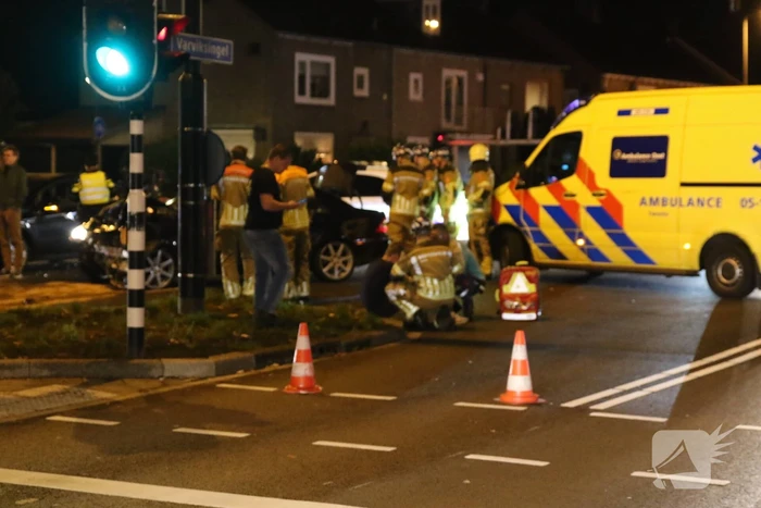 Gewonde en flinke schade na botsing op kruising