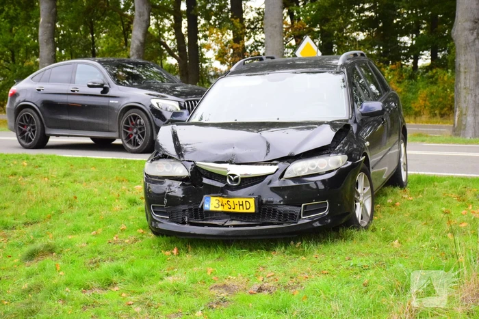 Twee personenauto's beschadigd bij ongeval