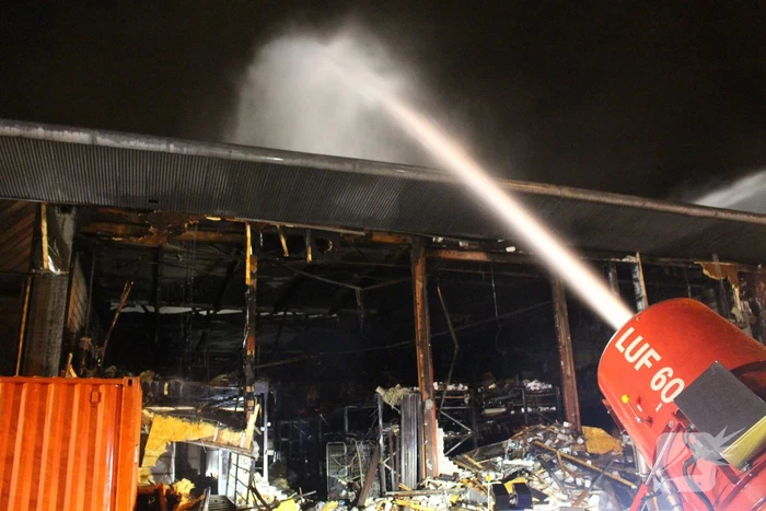 Zeer grote brand in bedrijfspanden