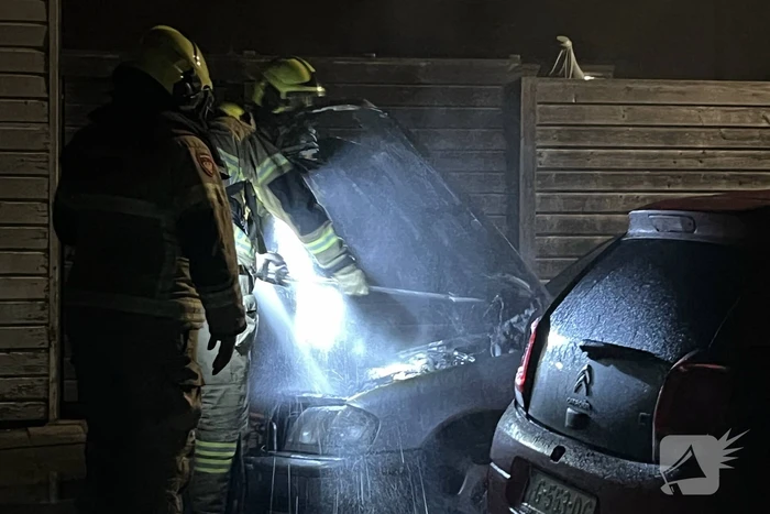 Brand in geparkeerde auto