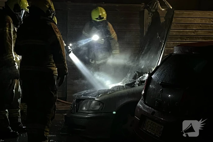 Brand in geparkeerde auto