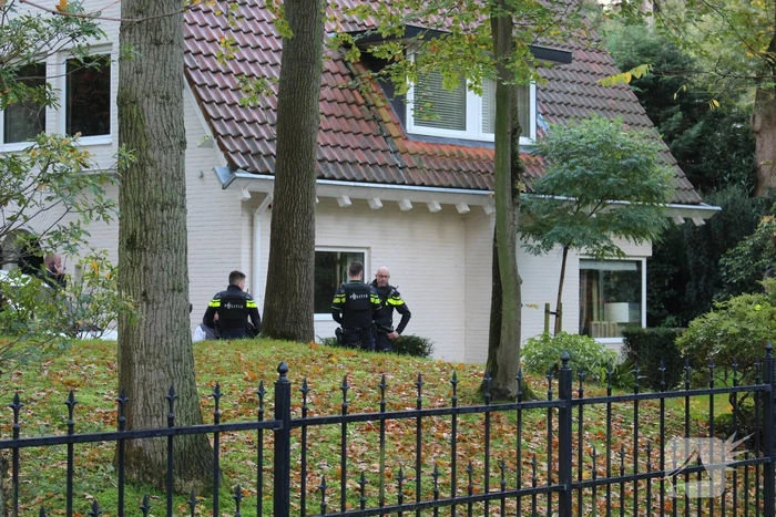 Overvallers vluchten weg met bestelbus