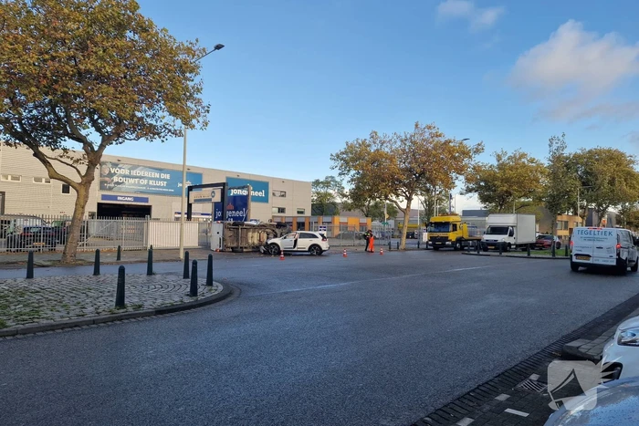 Bestelbus belandt op zijn kant bij botsing met auto