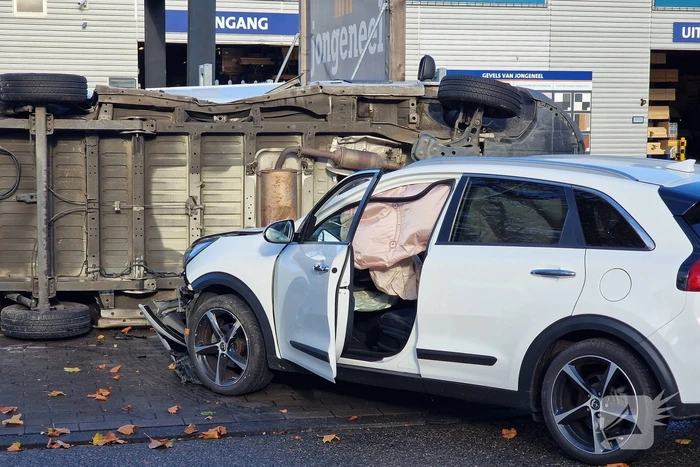 Bestelbus belandt op zijn kant bij botsing met auto