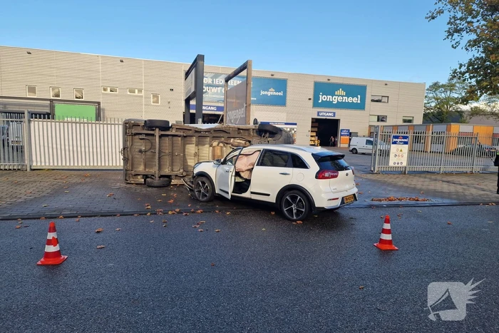 Bestelbus belandt op zijn kant bij botsing met auto