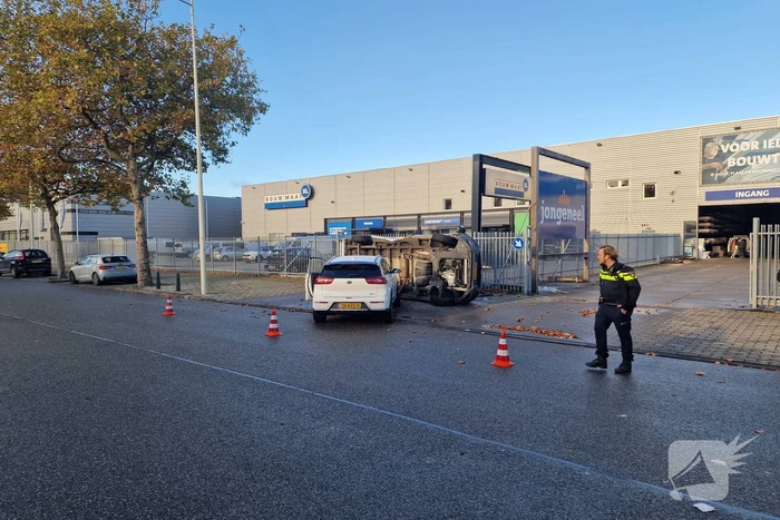 Bestelbus belandt op zijn kant bij botsing met auto
