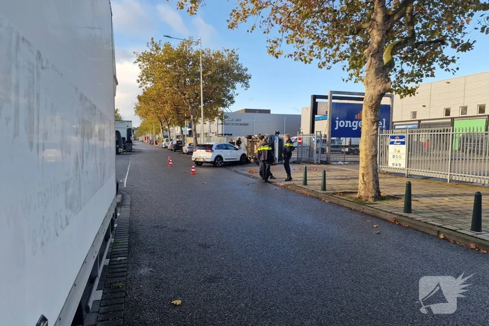 Bestelbus belandt op zijn kant bij botsing met auto