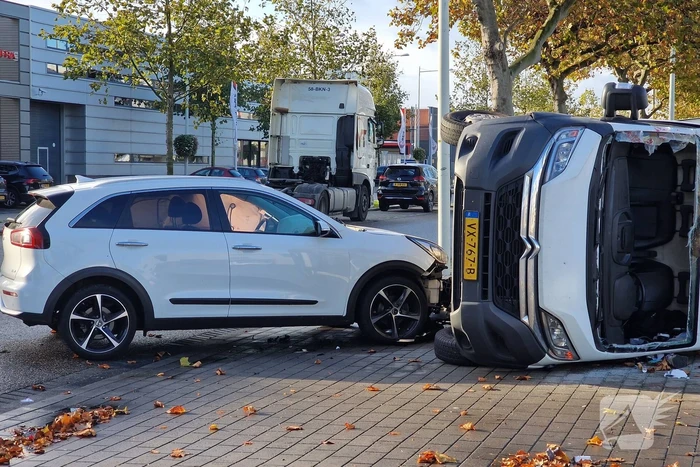 Bestelbus belandt op zijn kant bij botsing met auto