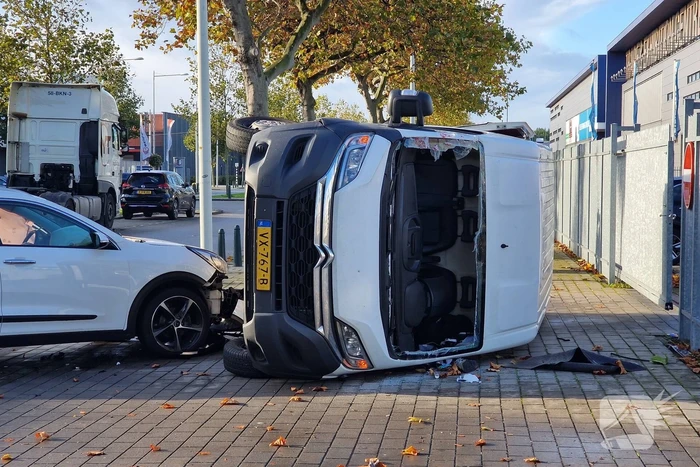 Bestelbus belandt op zijn kant bij botsing met auto