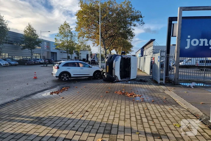 Bestelbus belandt op zijn kant bij botsing met auto