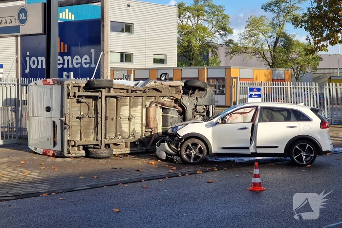 Bestelbus belandt op zijn kant bij botsing met auto