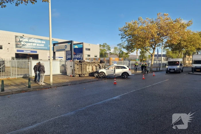 Bestelbus belandt op zijn kant bij botsing met auto
