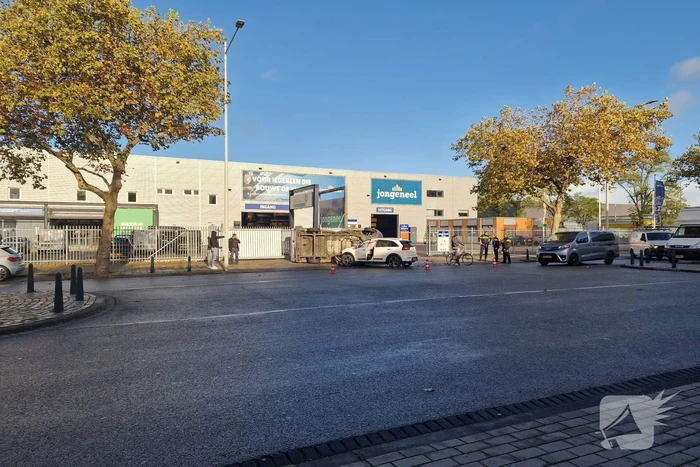 Bestelbus belandt op zijn kant bij botsing met auto