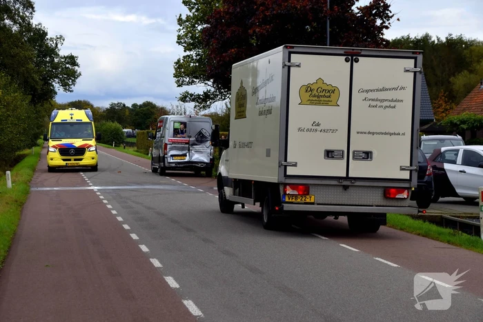 Bakwagen botst achterop bestelbus