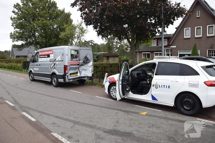 Bakwagen botst achterop bestelbus