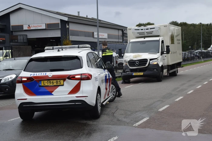 Bakwagen botst achterop bestelbus